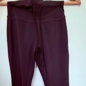 Vuori Daily Slim Flare Split Legging- Sangria Size XS